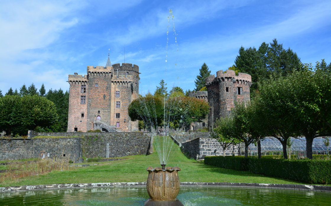 © Château Dauphin à Pontgibaud