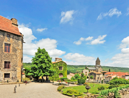 Cour du châtau de Saint-Saturnin