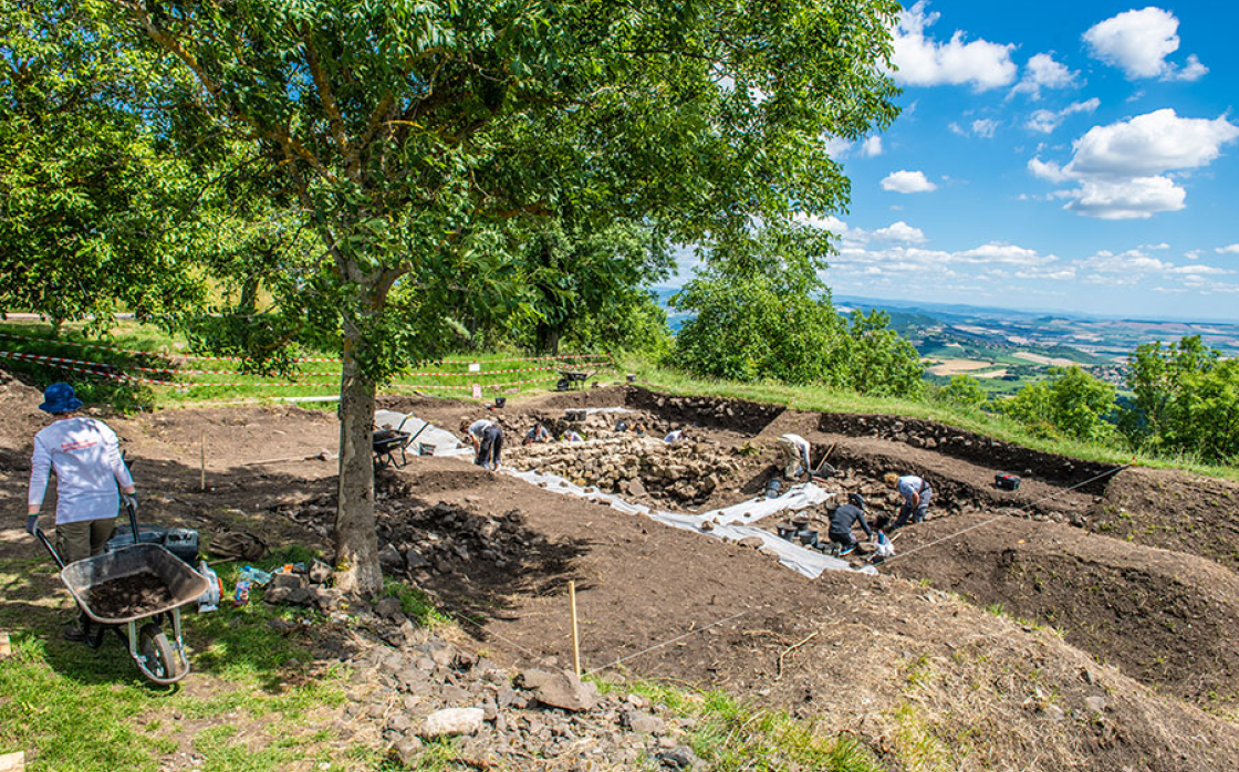 © Visites des fouilles archéologiques de Gergovie