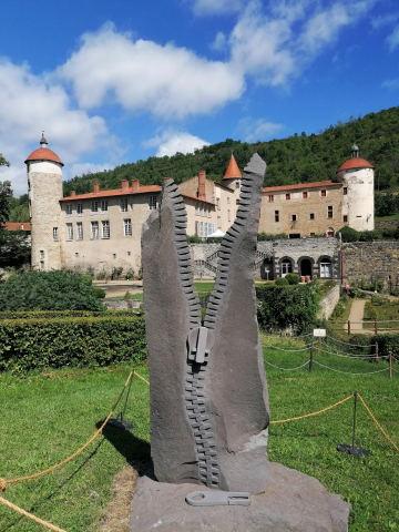 © Exposition : Une pierre dans mon jardin | Château de la Batisse