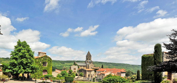 Vue de l'église romane de Saint-Saturnin