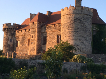 La tour sud restaurée sur la façade sud-ouest